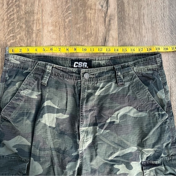 Camouflage Y2K Cargo Shorts - Picture 6 of 6